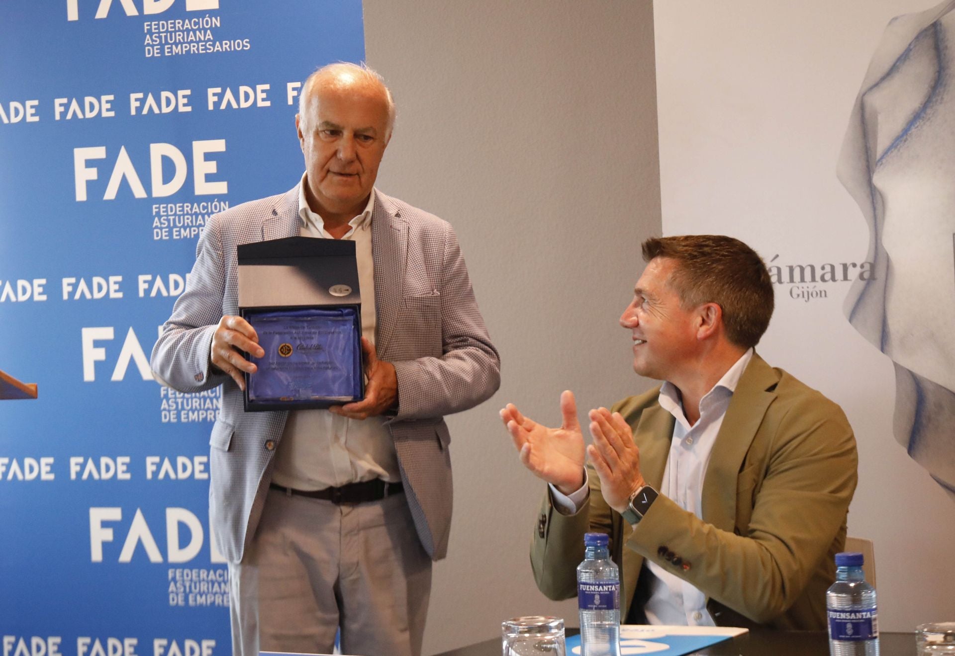 José Juan de Blas recoge el reconocimiento, aplaudido por el presidente de Otea.