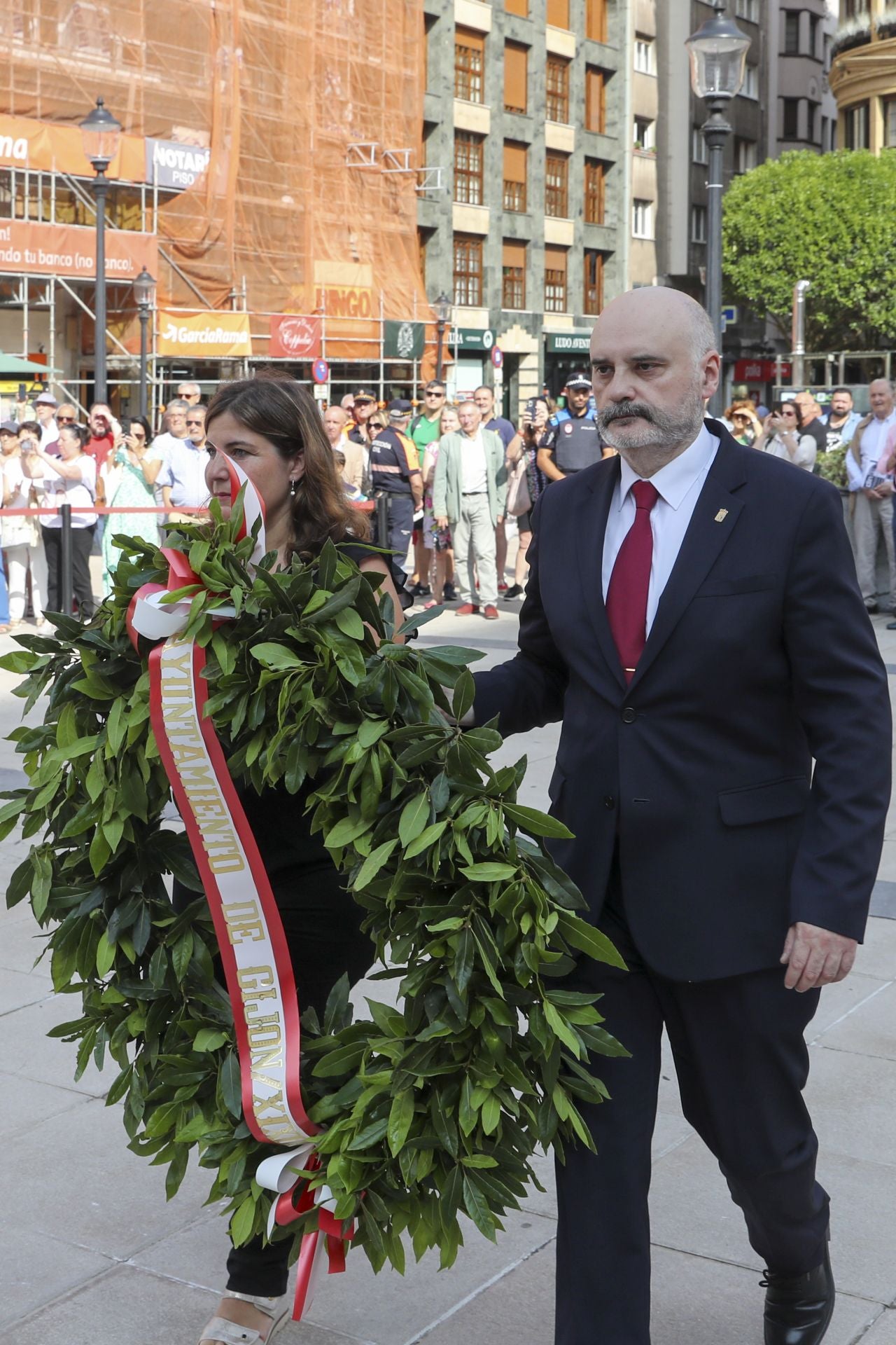 Homenaje y ofrenda floral a Jovellanos en Gijón