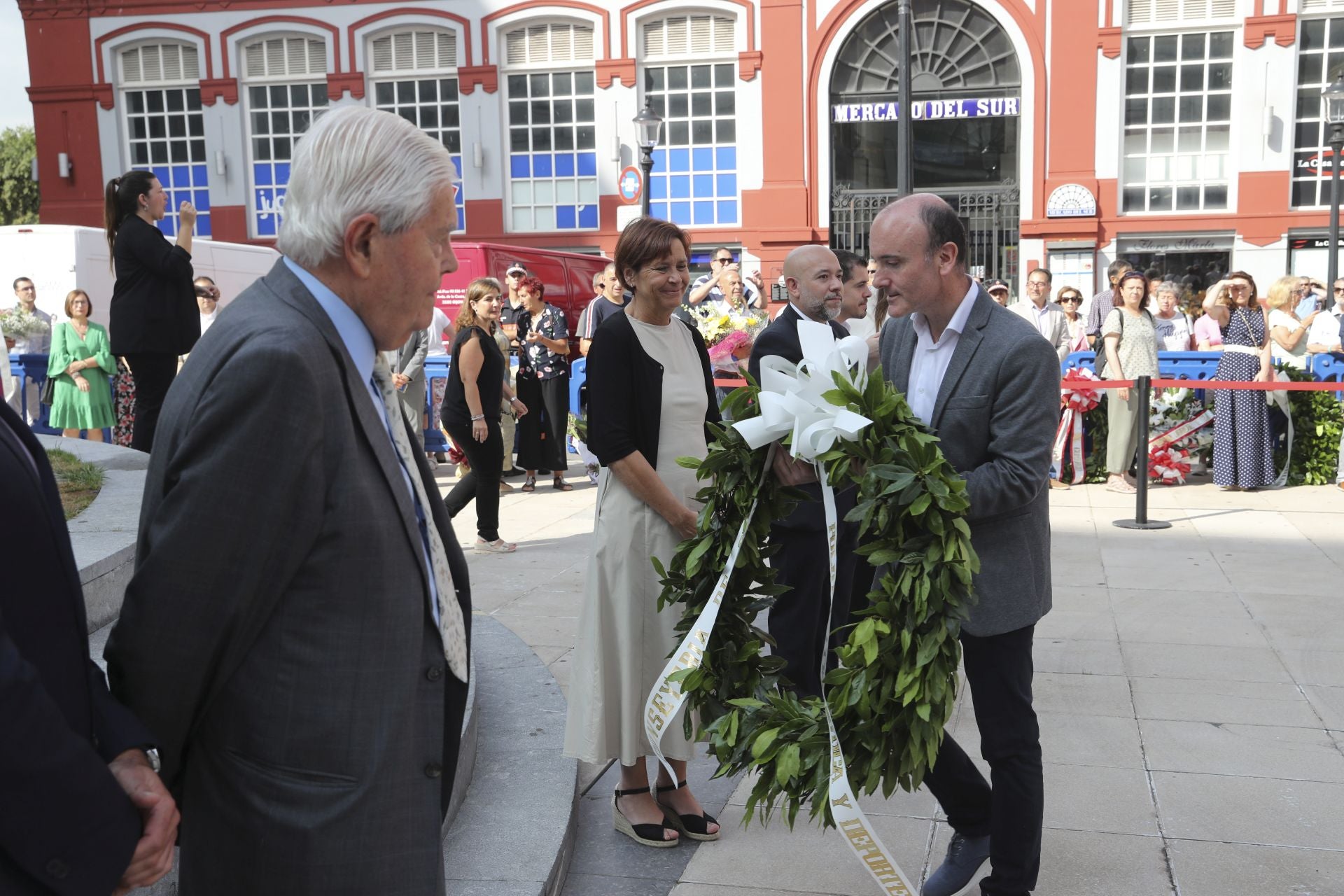 Homenaje y ofrenda floral a Jovellanos en Gijón