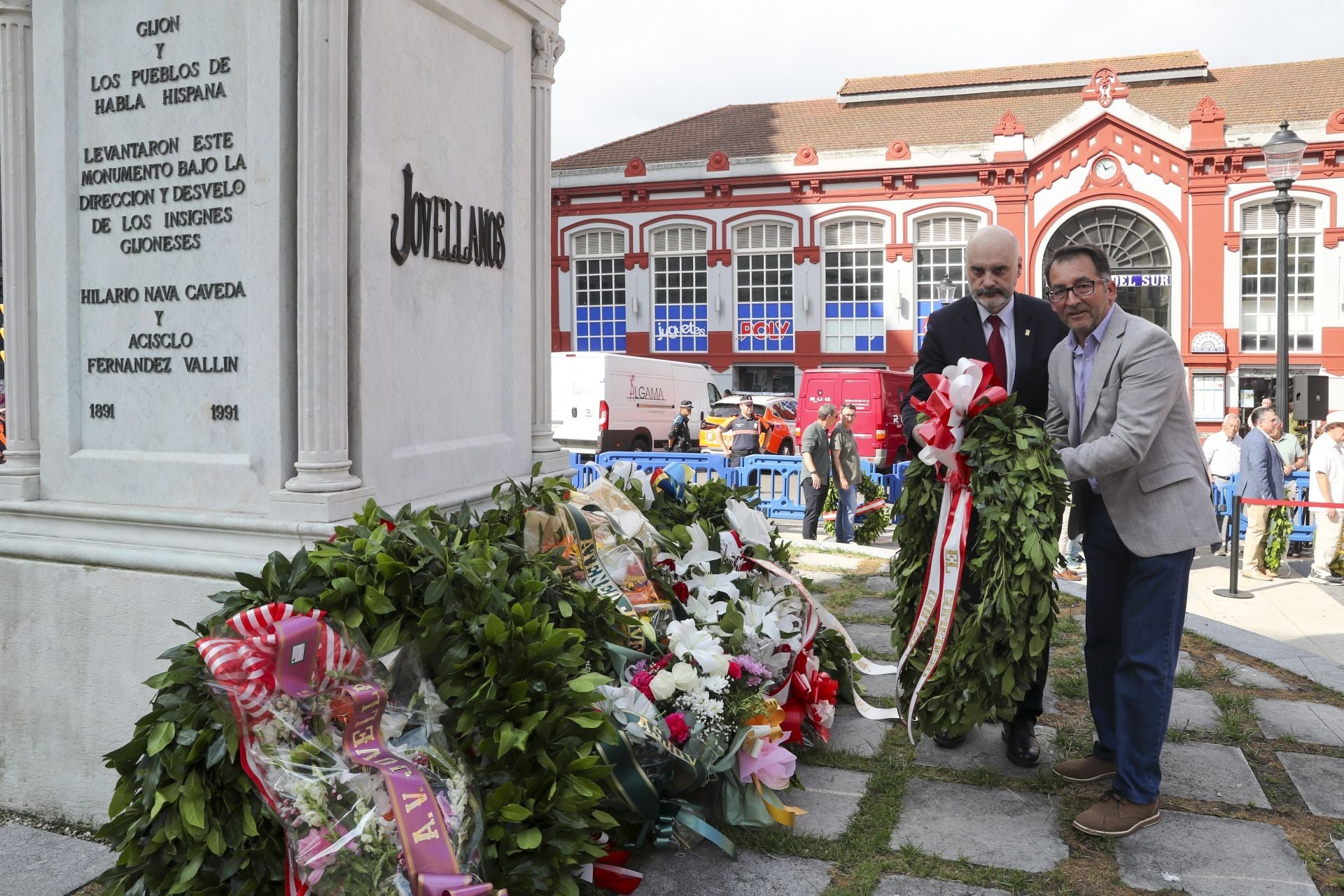 Homenaje y ofrenda floral a Jovellanos en Gijón