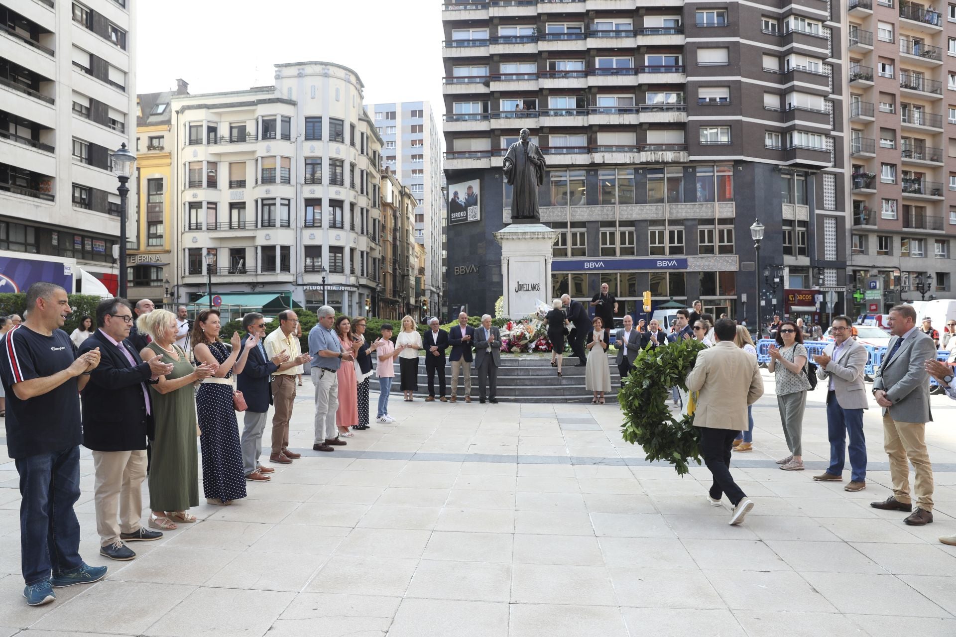 Homenaje y ofrenda floral a Jovellanos en Gijón