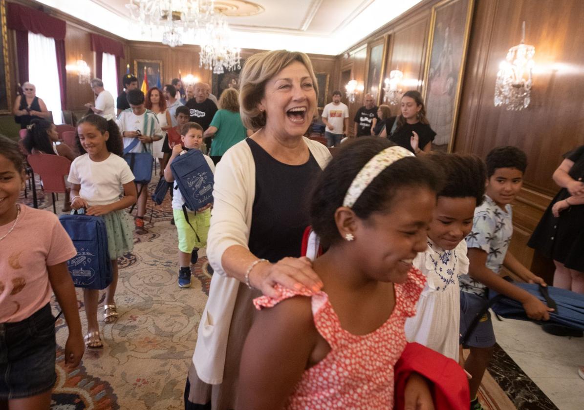 La alcaldesa, Mariví Monteserín, compartió unos momentos distendidos con los niños saharauis durante la recepción municipal.