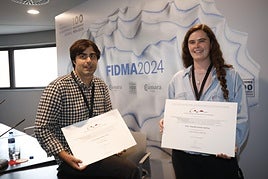 Los galardonados Alejandro Pérez Villar y Claudia Armas Vallina, posando con los diplomas.