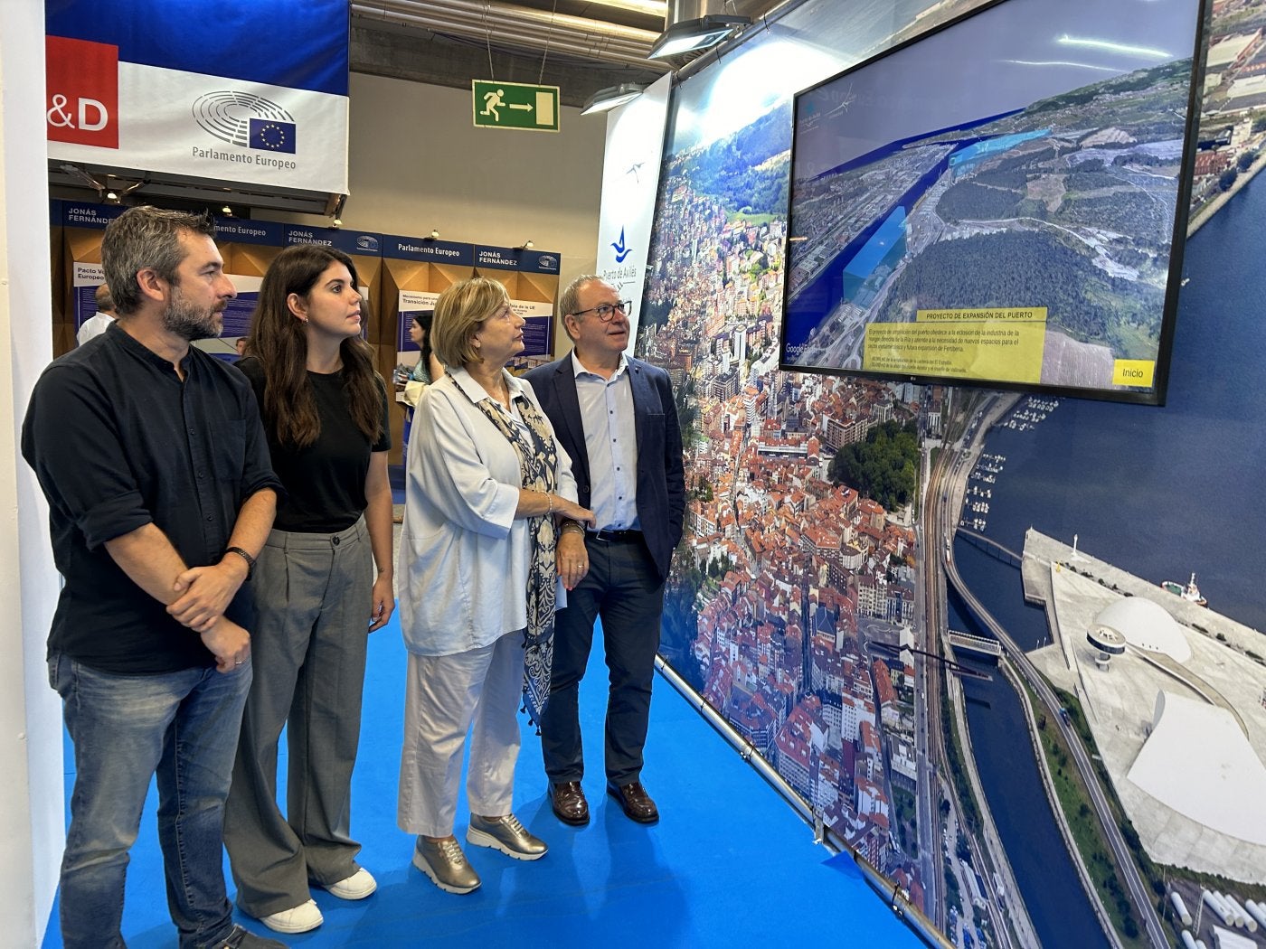 Mariví Monteserín y Santiago Rodríguez Vega observan una imagen con las áreas de expansión destacadas.