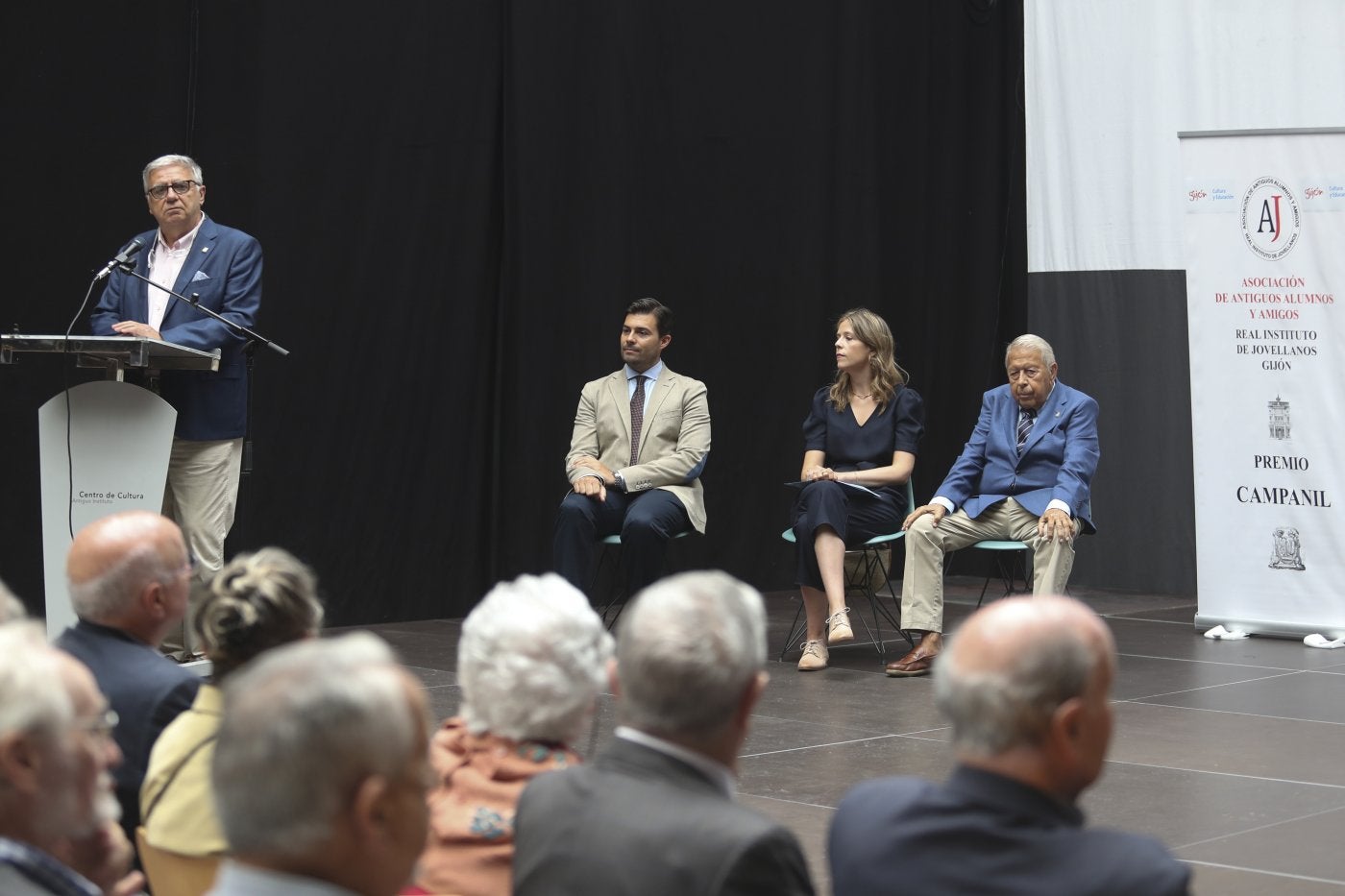 Los premiados sentados al fondo, Antonio Hedreda, presidente de la Sociedad Filarmónica de Gijón (Premio Campanil); Silvia Rodríguez Rozada, premio Alumno Distinguido Joven 2024, y José Miguel 'Chechu' Fernández Suárez, Premio Alumno Distinguido 2024.
