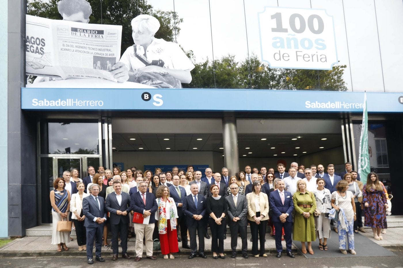 XIX Premio Ateneo Jovellanos. La directiva de SabadellHererro, el Ateneo Jovellanos y Zitrón, con autoridades de la Cámara de Comercio, el Ayuntamiento y la Asociación Española Contra el Cáncer.