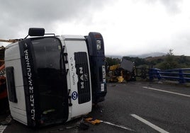 Un camión vuelca en Villaviciosa y colapsa la autovía del Cantábrico por más de cinco horas