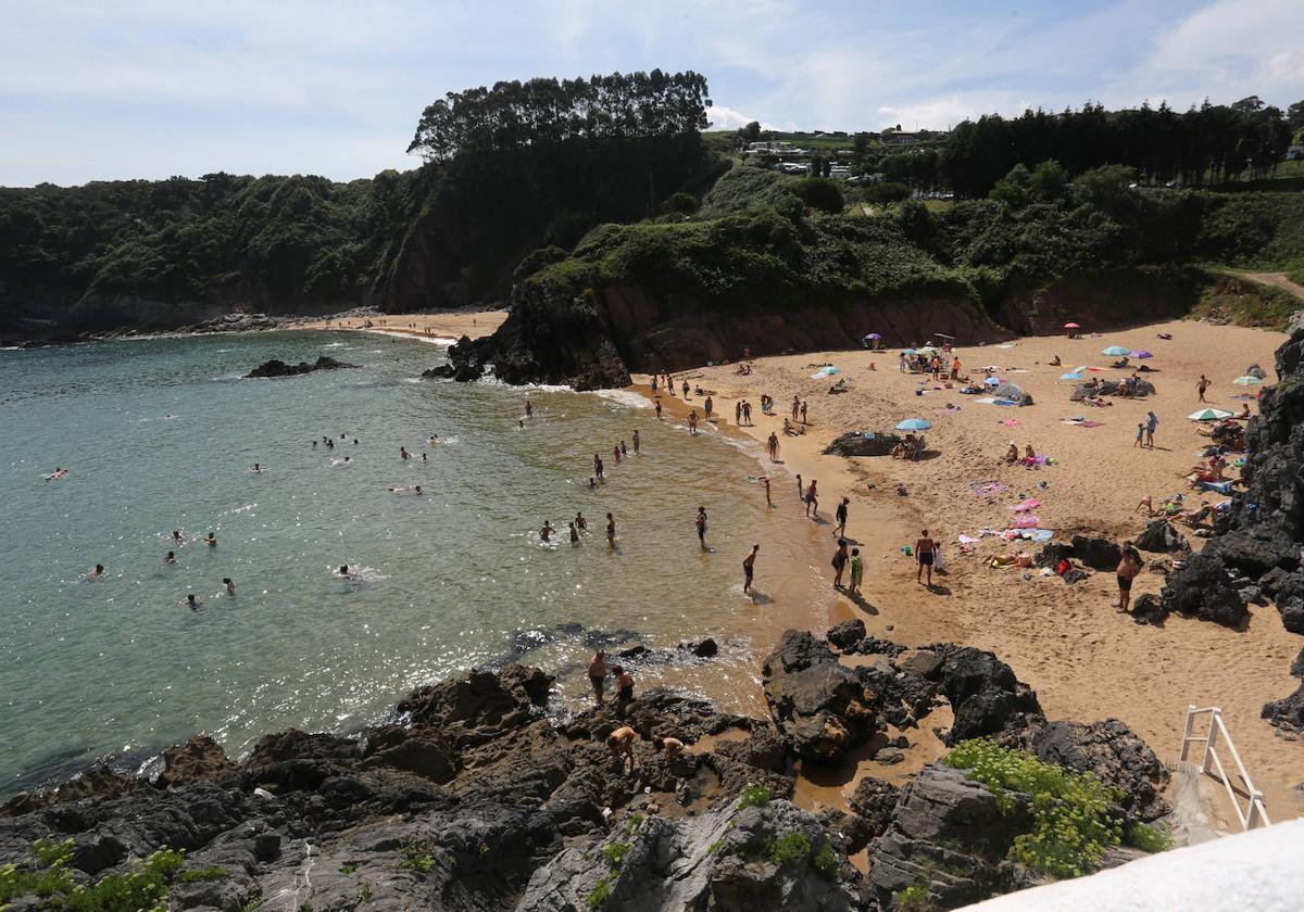 La playa de Carranques, en Perlora.