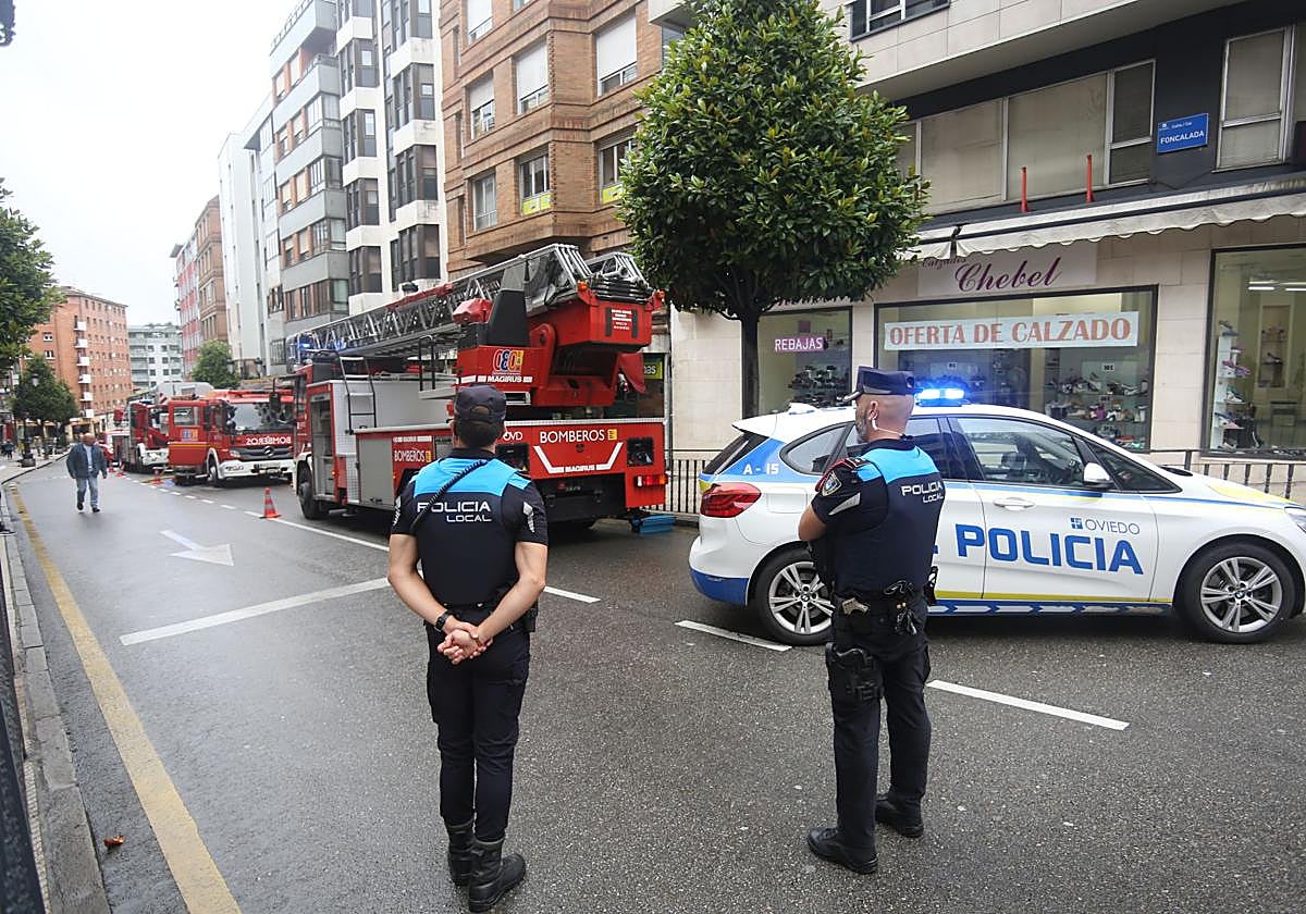 Desalojan un supermercado del centro de Oviedo por un incendio
