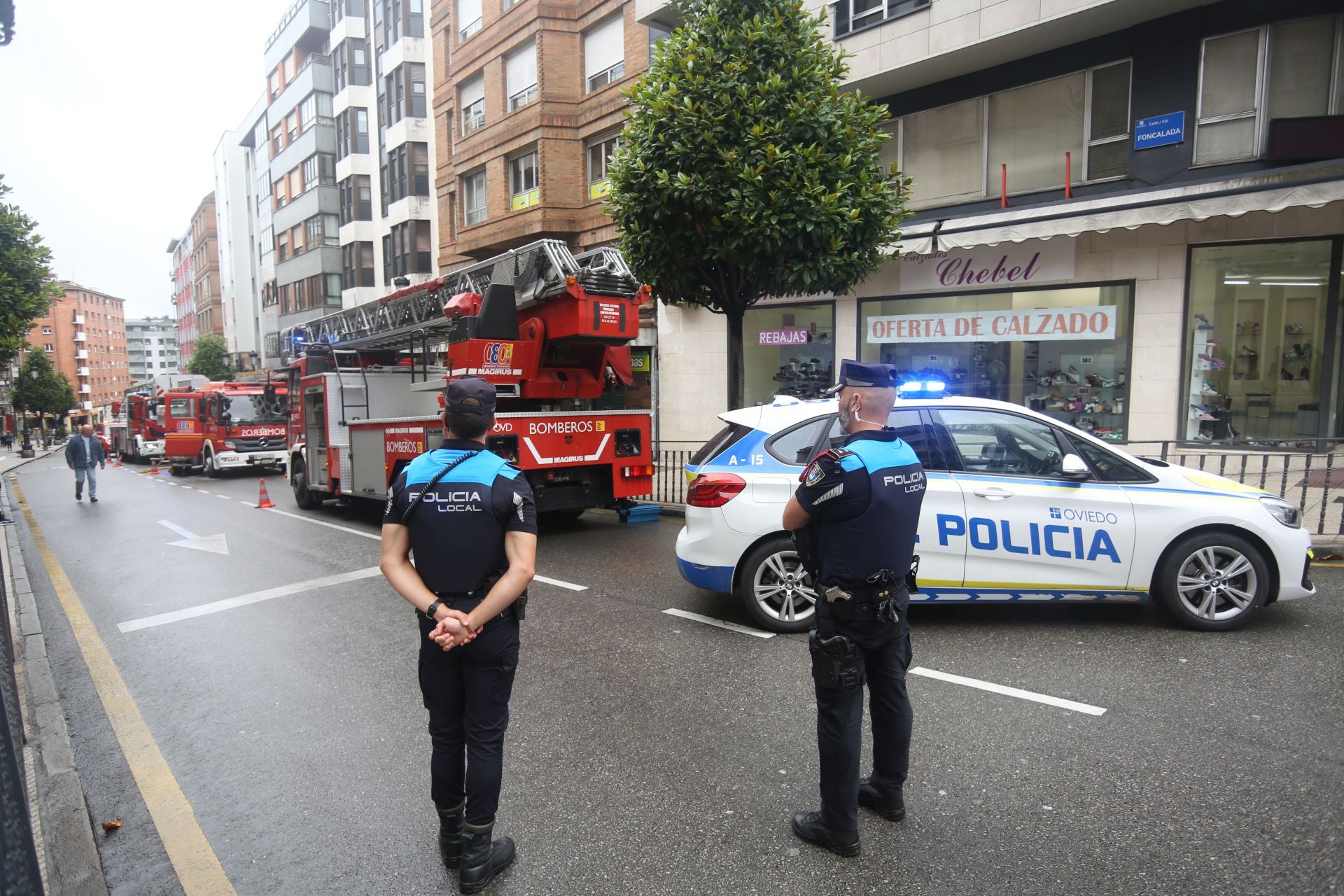 Desalojan un supermercado del centro de Oviedo por un incendio
