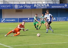 Miguel Sierra, el pasado sábado ante el Lenense en su último partido con la camiseta del Real Avilés.