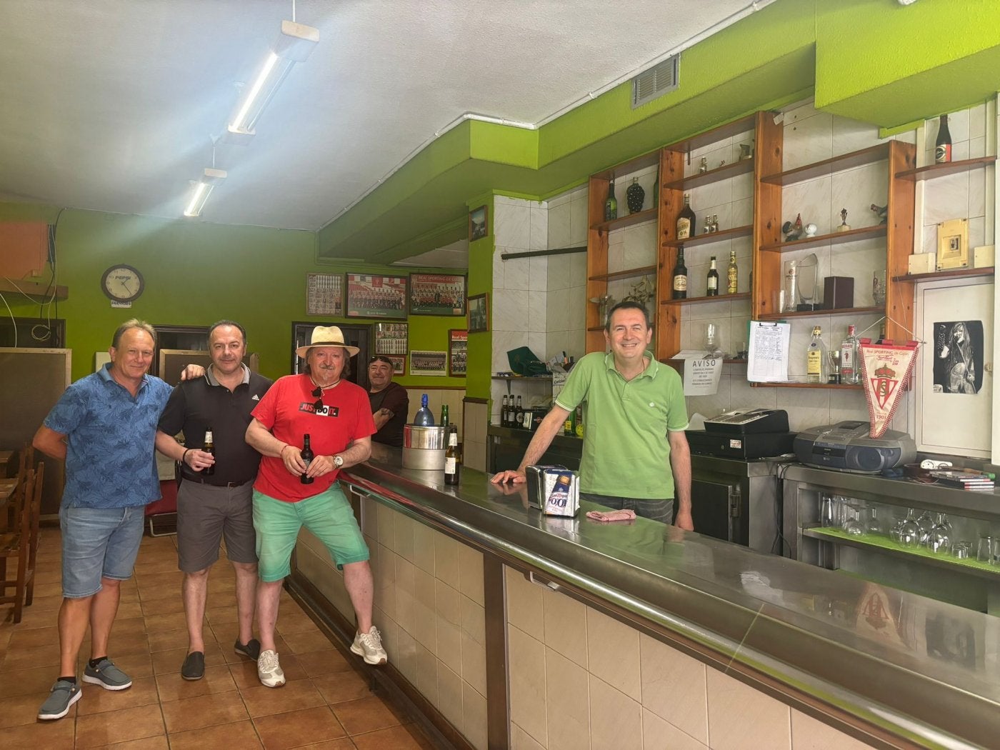 Pablo Carrera, tras la barra del Rías Bajas, en Ramón y Cajal 62, con clientela habitual.