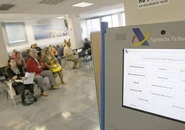 La cuantiosa multa que te puede poner Hacienda por entregar dinero en efectivo a tu hijo