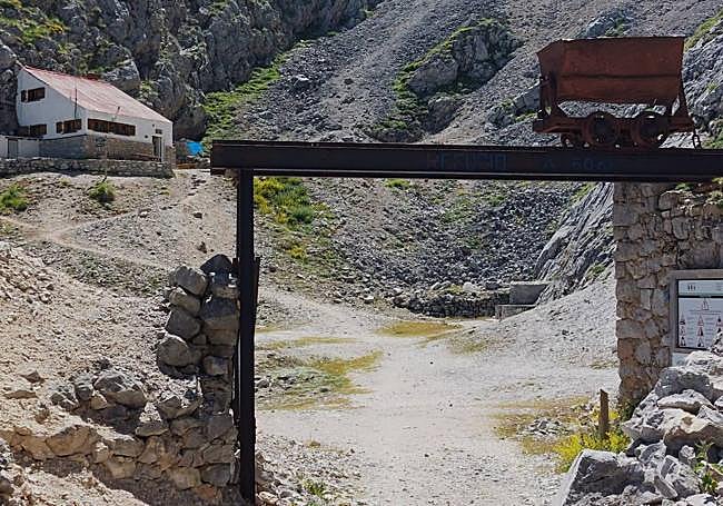 Casetón de Andara, refugio de montaña que también conserva restos del pasado minero de esta zona de Picos