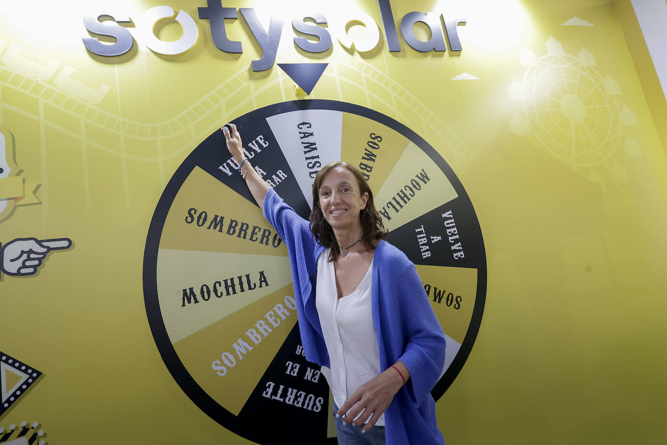 Montse Lavilla, junto a la ruleta del estand de Sotysolar.