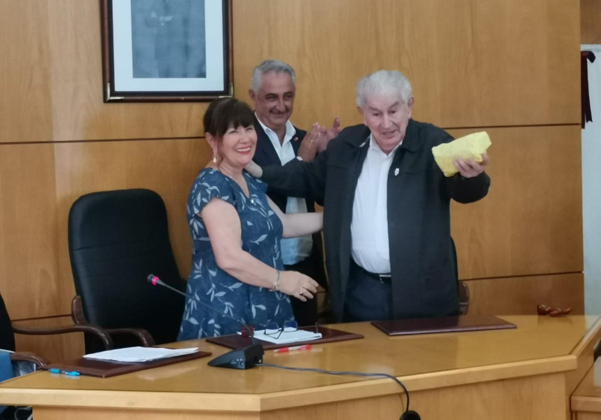 El poeta Antonio Gamoneda recibe un paquete de dulces de Esther García, presidenta de la Asociación de Escritores de Asturias, y la Marañuela de Plata, del alcalde de Careño, Ángel García.