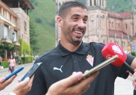 José Ángel Valdés, 'Cote', atendiendo a los medios, ayer, en Covadonga, tras la ofrenda del Sporting a la Santina.