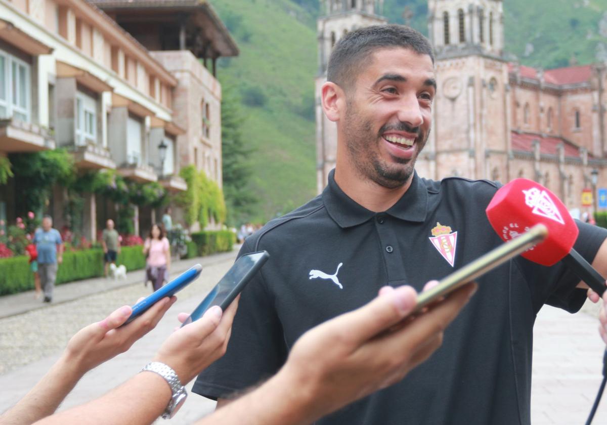 José Ángel Valdés, 'Cote', atendiendo a los medios, ayer, en Covadonga, tras la ofrenda del Sporting a la Santina.