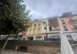 Edificios de viviendas en la calle Doctor Cuesta Olay, en pleno centro de Noreña.