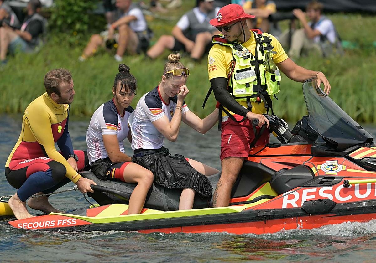 Sara Ouzande y Carolina García, abatidas, son rescatadas tras volcar su kayac.