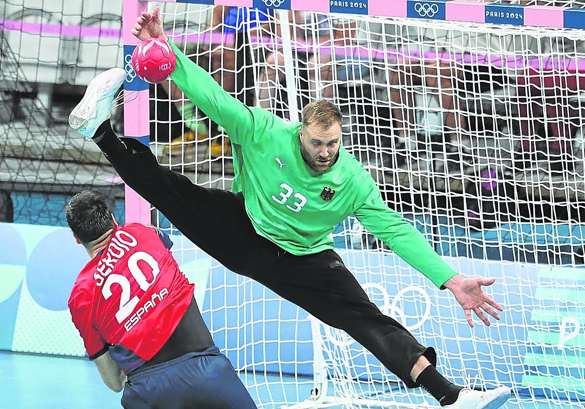 El portero Wolff, la estrella de la semifinal, se abre completamente para detener el lanzamiento del asturiano Abel Serdio desde los seis metros.