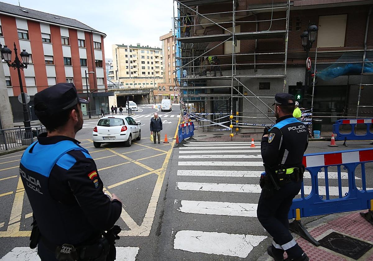Policías locales durante una obra hace unas semanas en Ciudad Naranco.