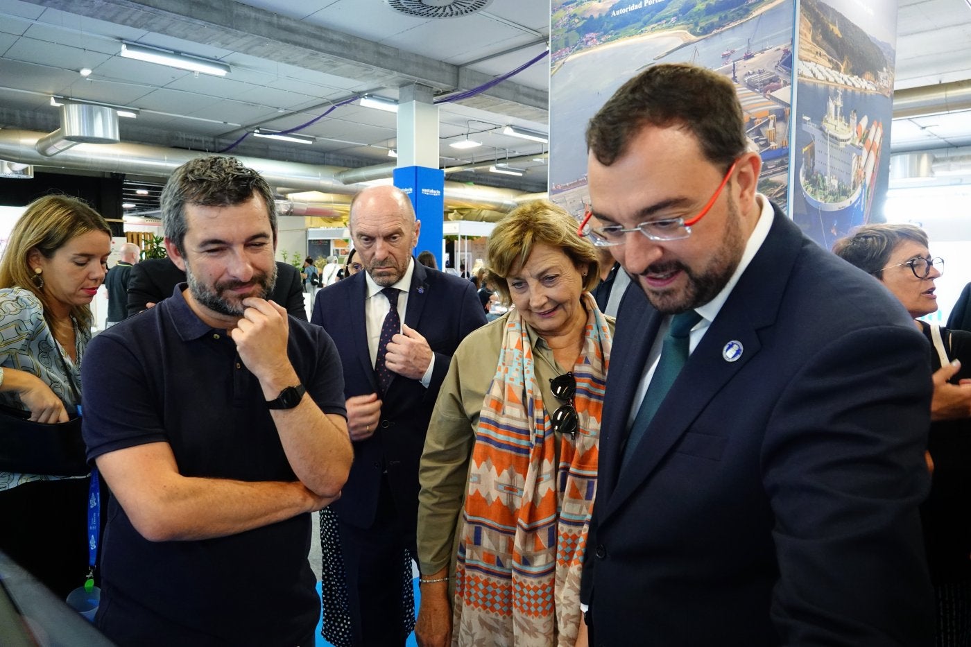 El presidente del Principado visita el estand de Avilés con Mariví Monteserin, Juan Cofiño y Manuel Campa.