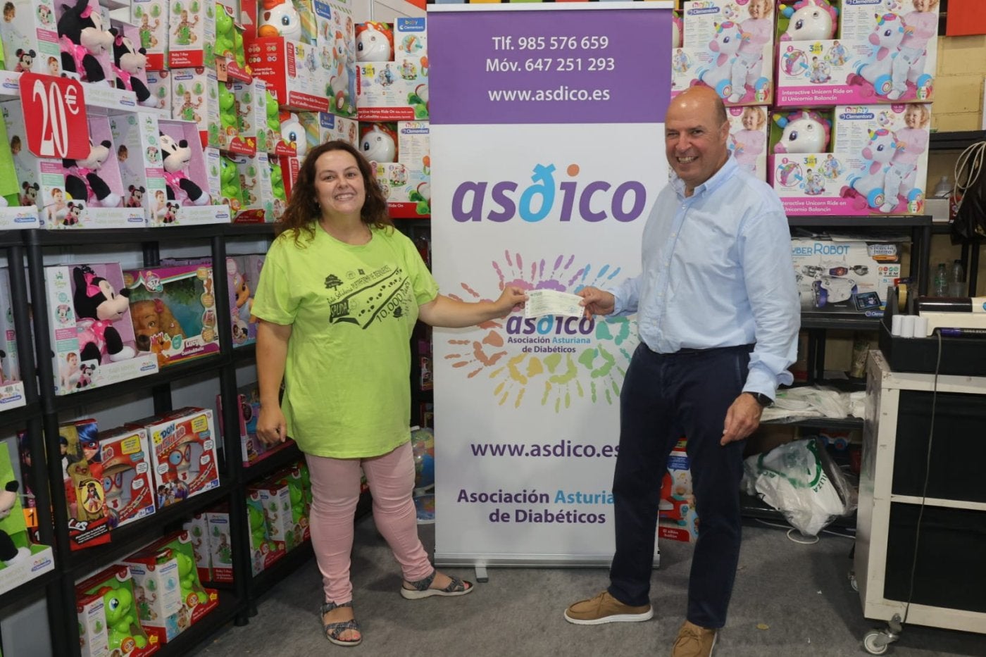 Entrega del cheque en el rastrillo solidario de Asdico en la Fidma.