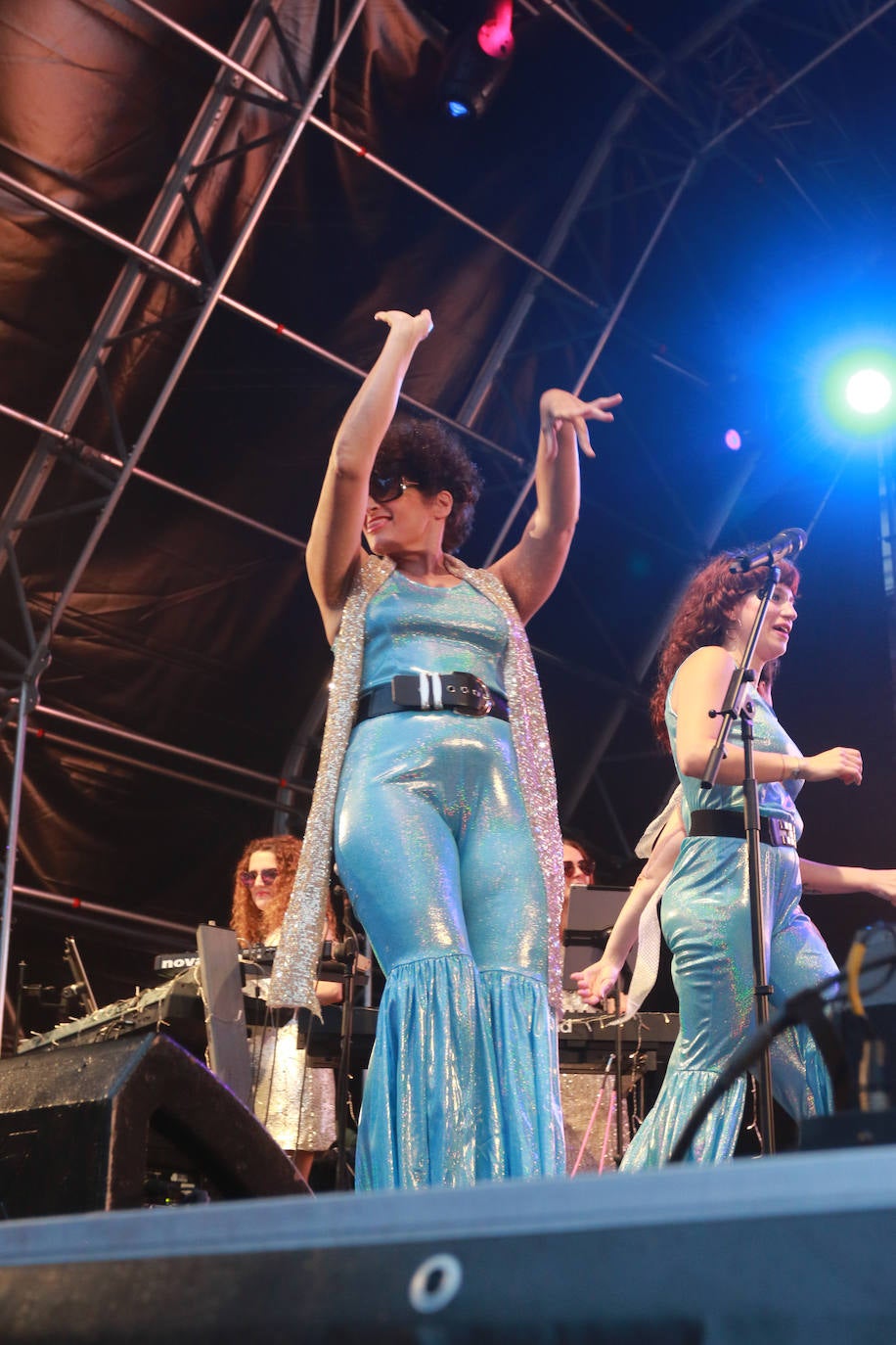 Donna y las Dinamos hacen bailar a Gijón