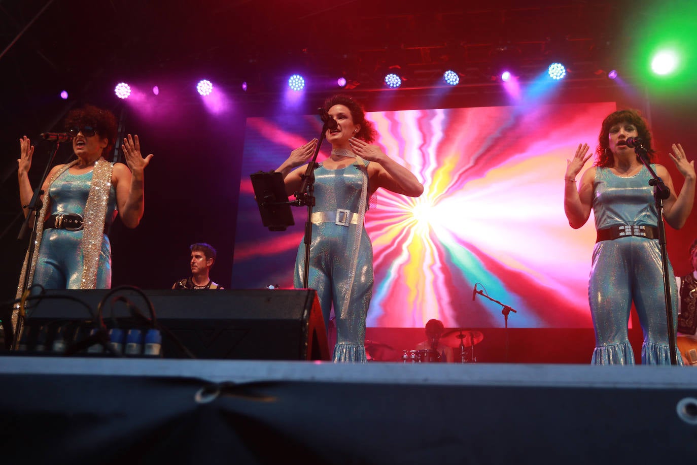 Donna y las Dinamos hacen bailar a Gijón