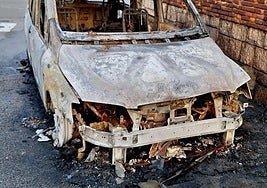 El vehículo, totalmente calcinado a causa del pavoroso incendio que se está investigando.