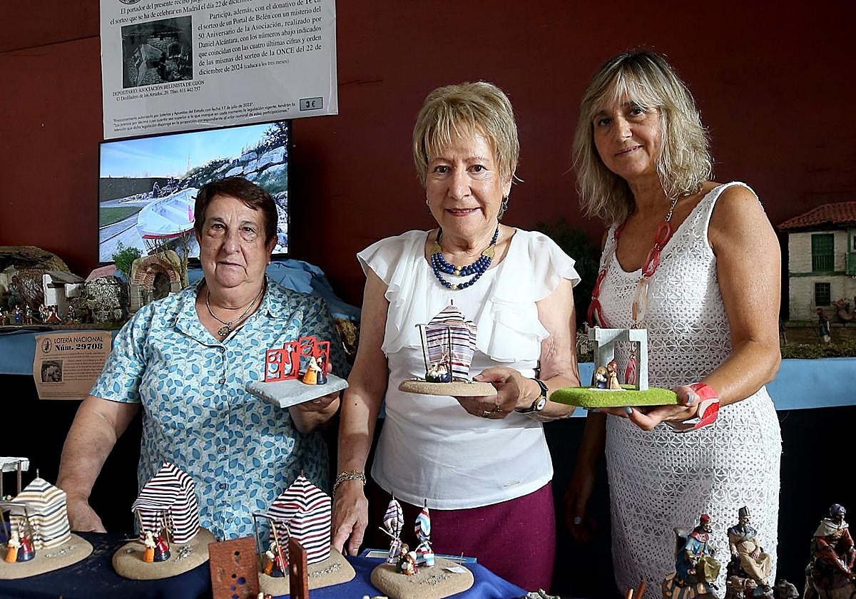 Inés Menéndez, Plácida Novoa y Carmen Bernardo, en el estand.