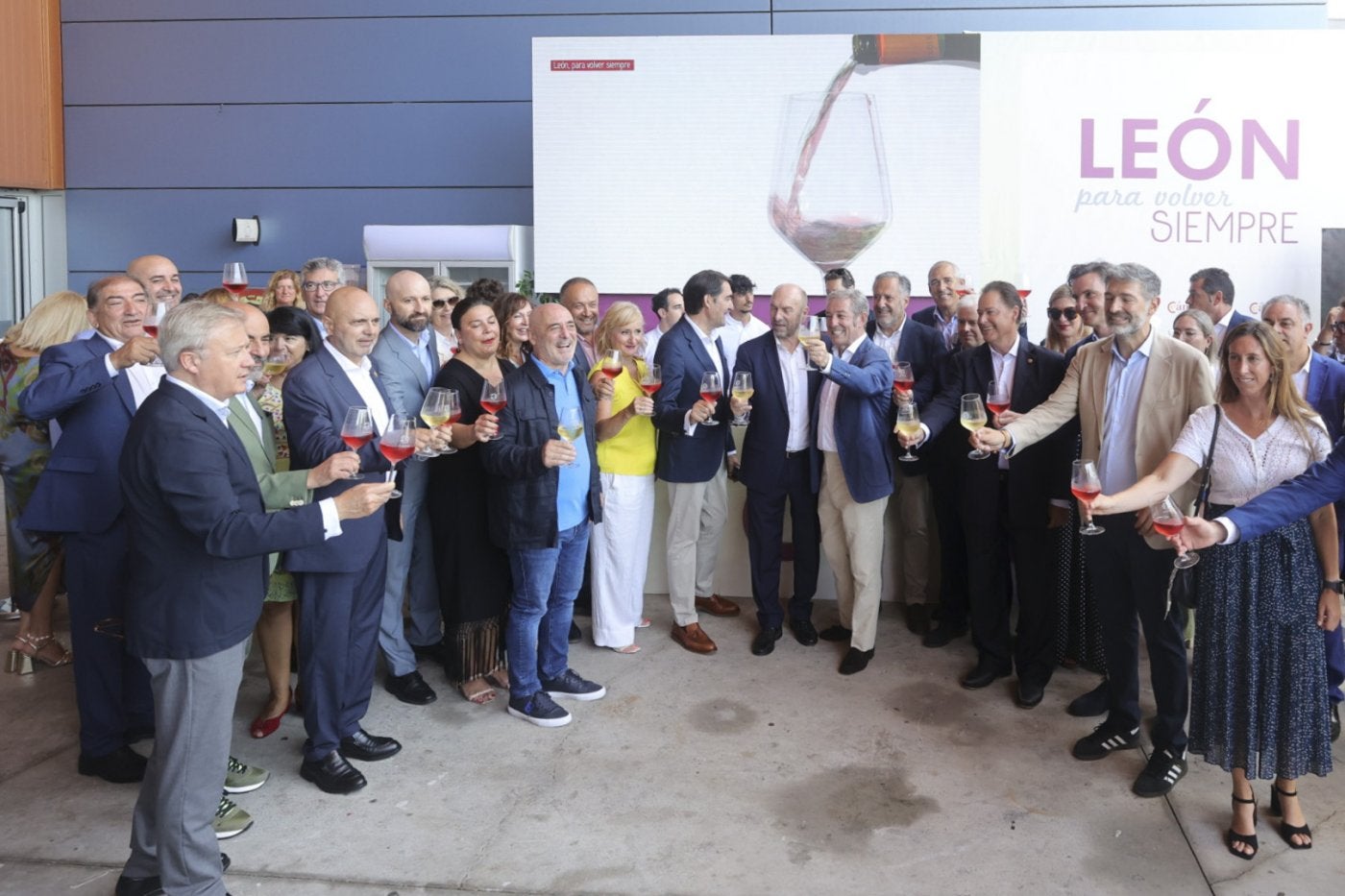 Por la hermandad.Las autoridades asturianas, leonesas y castellanoleonesas brindaron con vino en el estand de León.