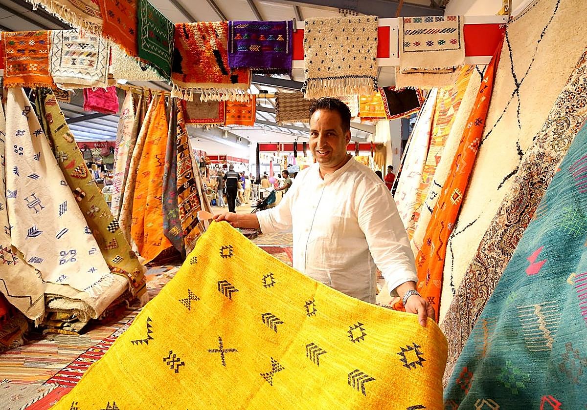 Alfombra Kilim.Omar Jallali muestra uno de los productosmás demandadosde su estand.