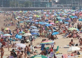 Lleno total en la playa de San Lorenzo, en Gijón.