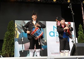 Las catorce mejores voces de la canción asturiana en categoría asbsoluta posan con sus premios junto a autoridades y patrocinadores en el escenario de la plaza Mayor.