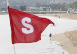 Bandera roja en San Lorenzo, en Gijón.