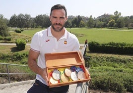 Saúl Cravioto posa con sus medallas