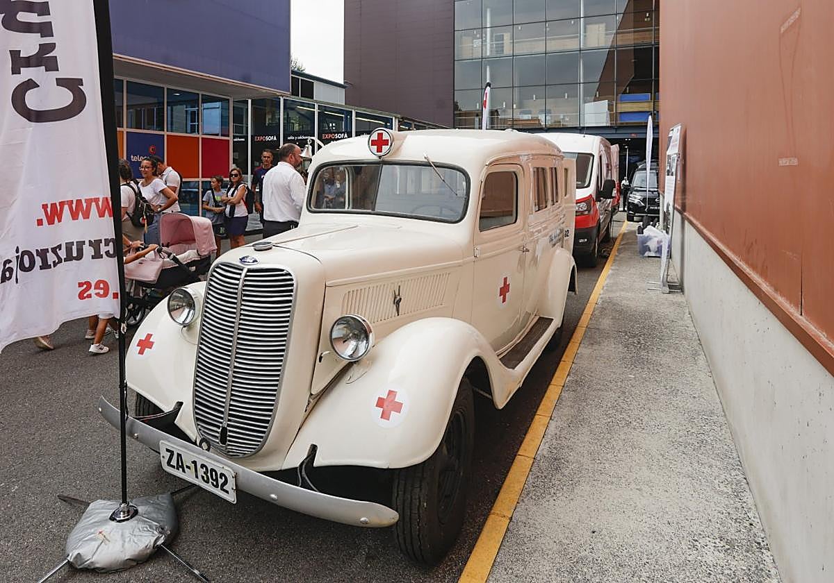 El primer modelo de ambualancia Ford de Cruz Roja España.