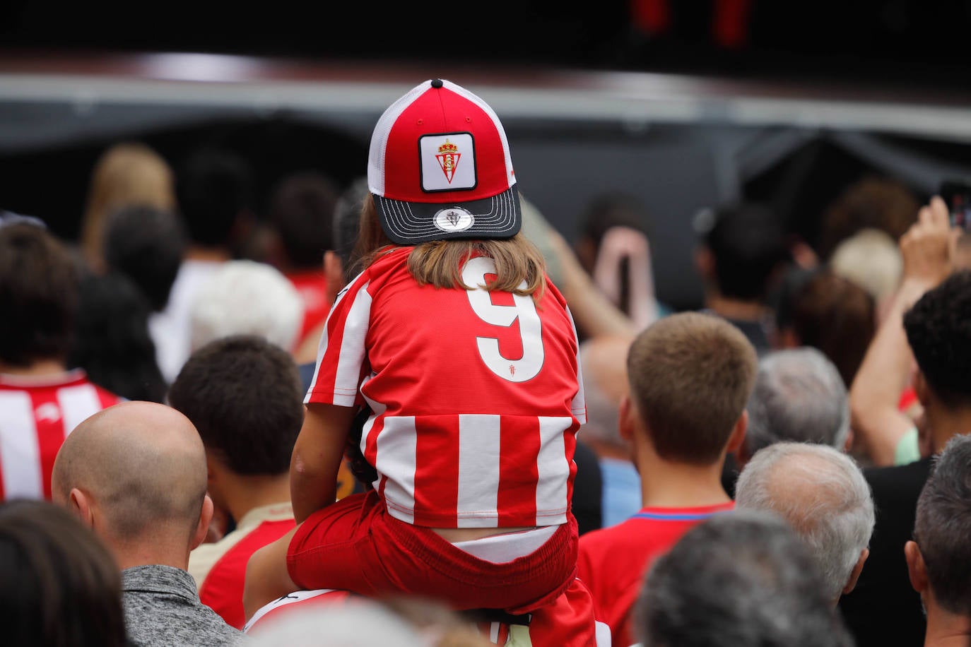 Puesta de largo del Sporting ante una eufórica afición