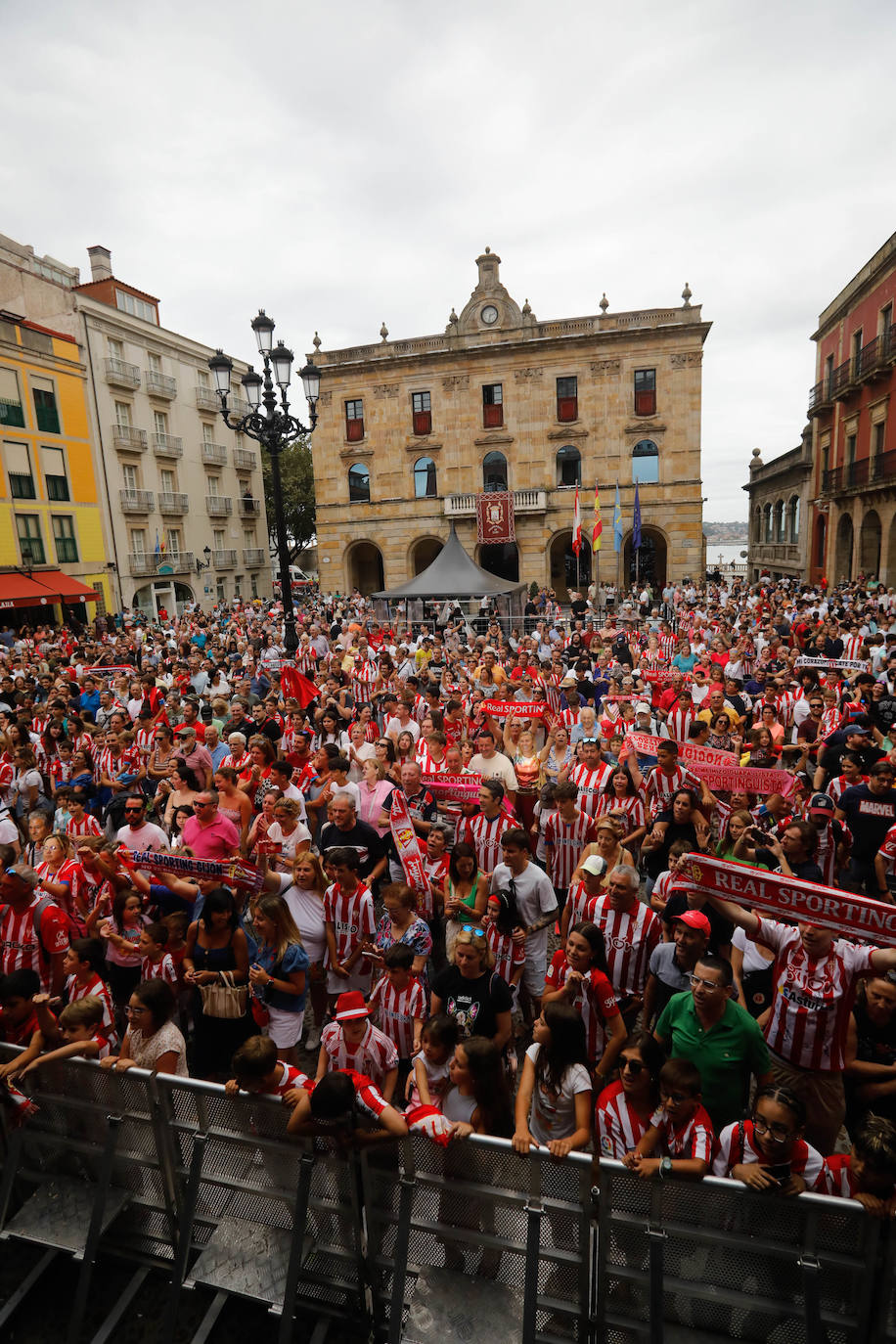 Puesta de largo del Sporting ante una eufórica afición