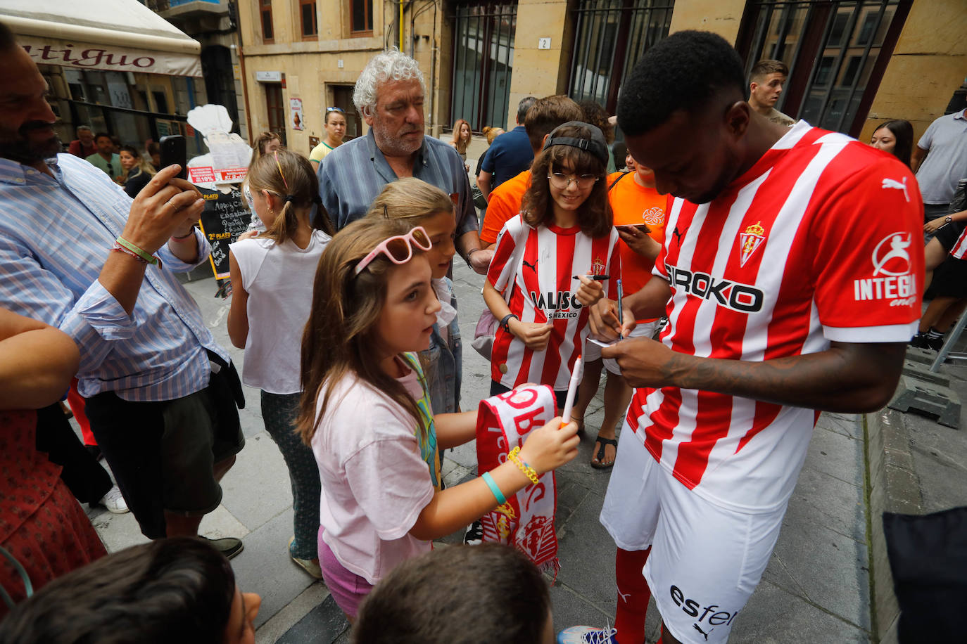 Puesta de largo del Sporting ante una eufórica afición