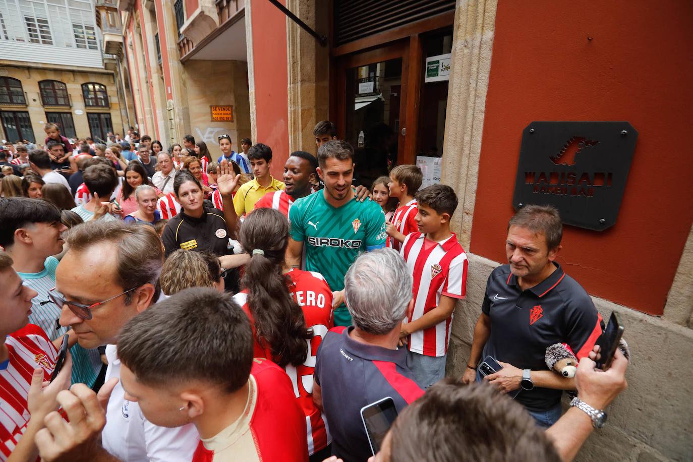 Puesta de largo del Sporting ante una eufórica afición