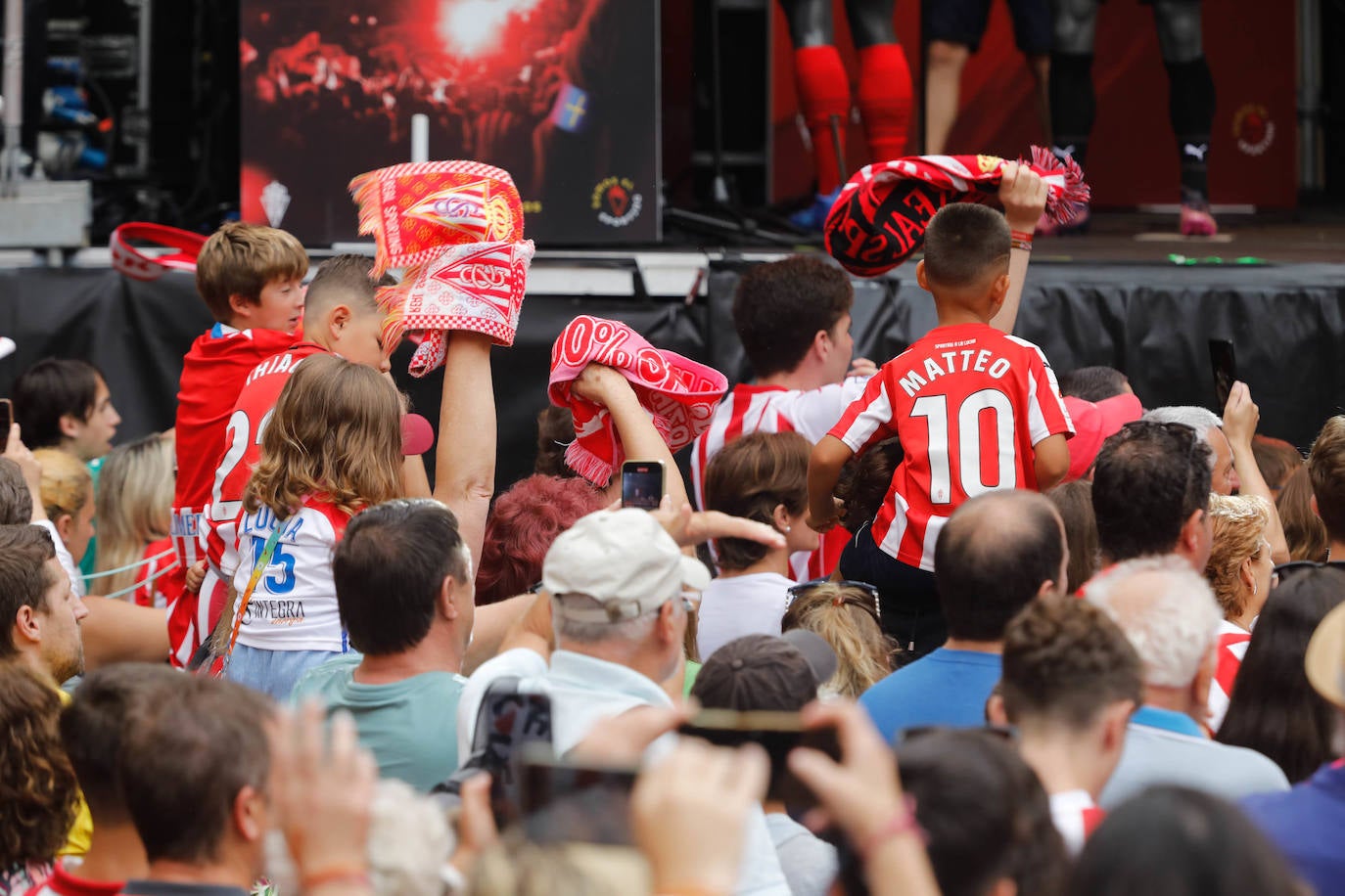 Puesta de largo del Sporting ante una eufórica afición