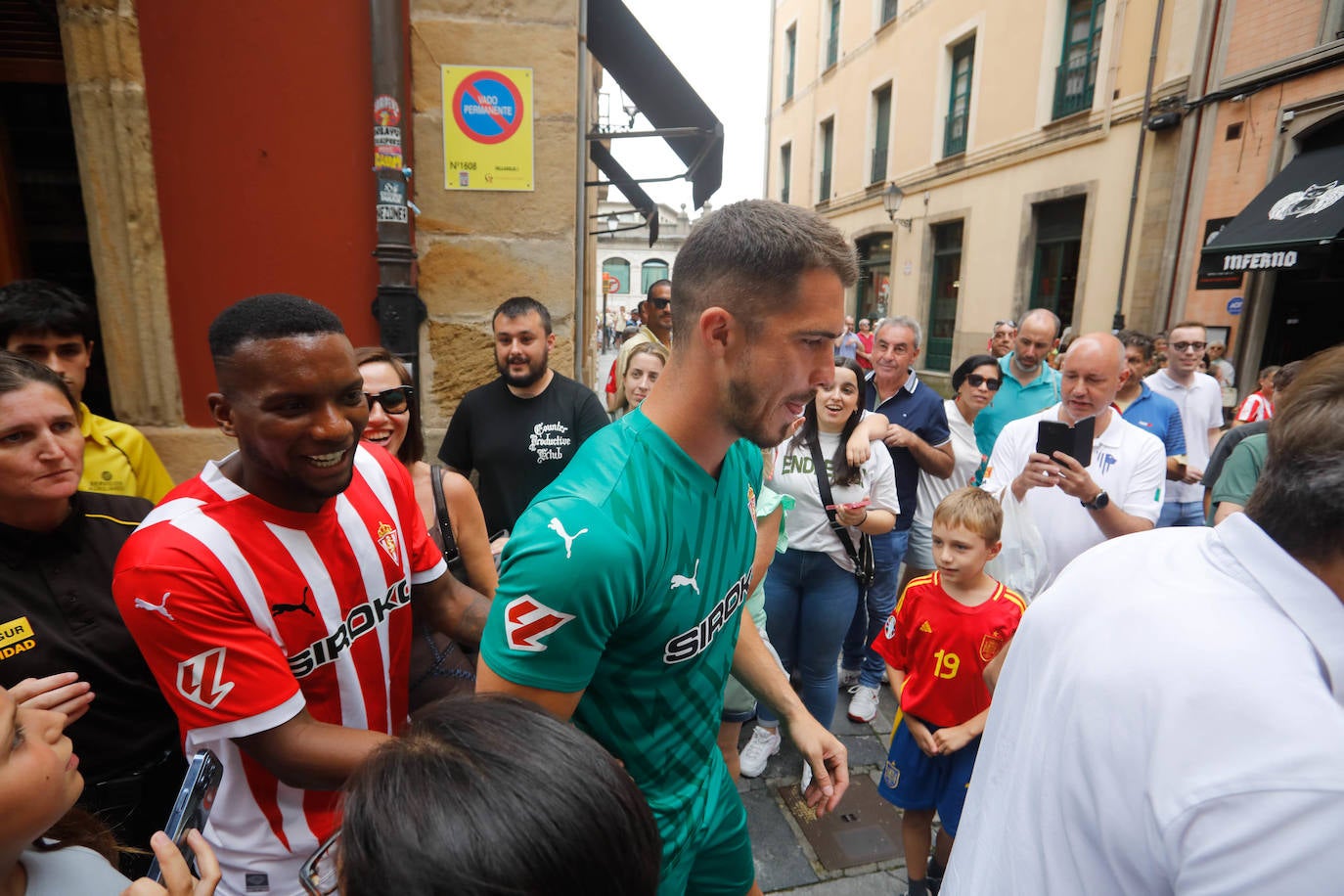 Puesta de largo del Sporting ante una eufórica afición