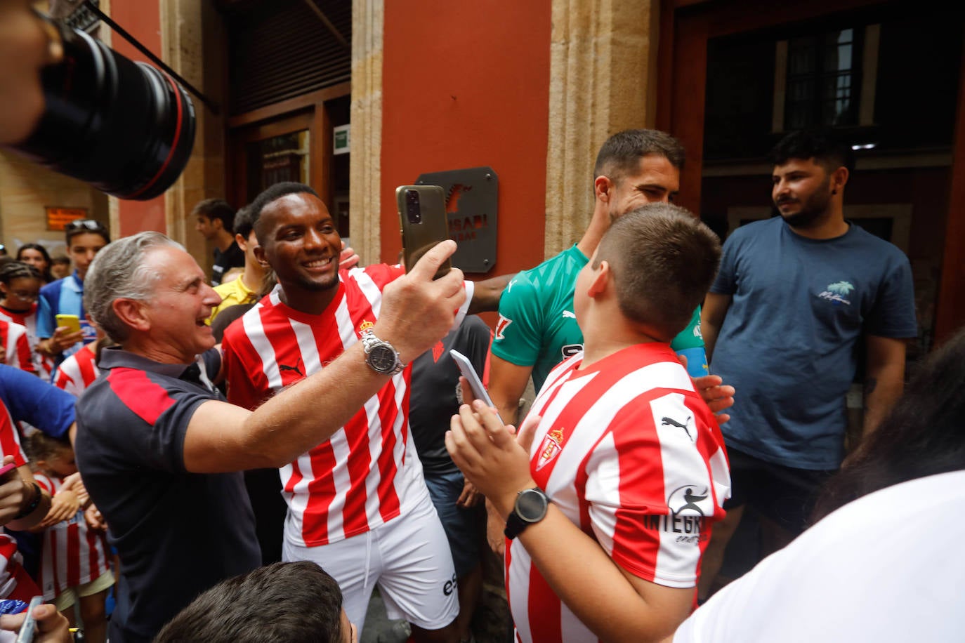 Puesta de largo del Sporting ante una eufórica afición