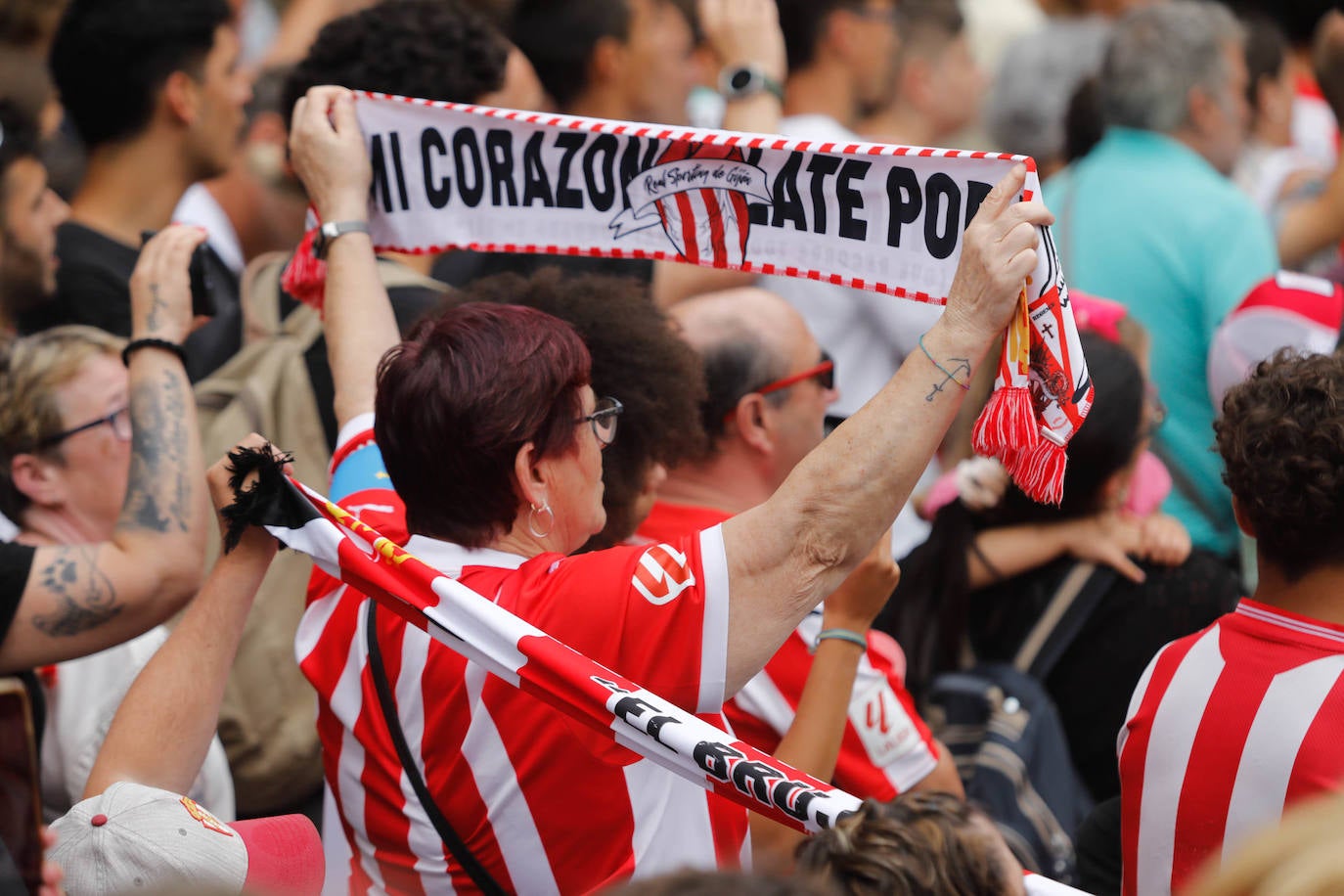 Puesta de largo del Sporting ante una eufórica afición