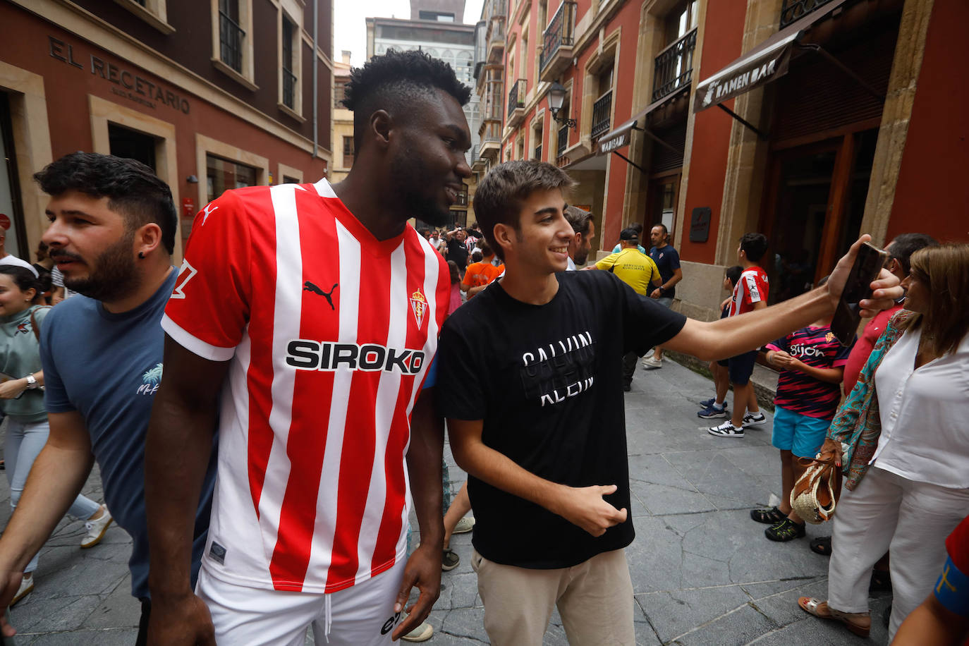 Puesta de largo del Sporting ante una eufórica afición