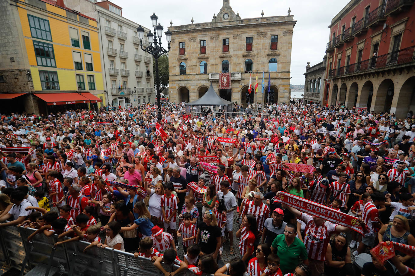 Puesta de largo del Sporting ante una eufórica afición