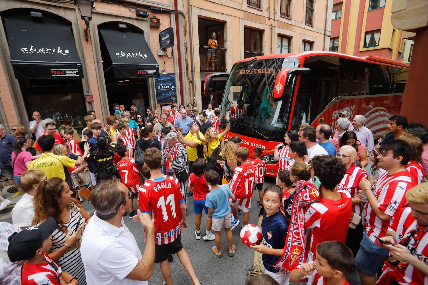 Puesta de largo del Sporting ante una eufórica afición